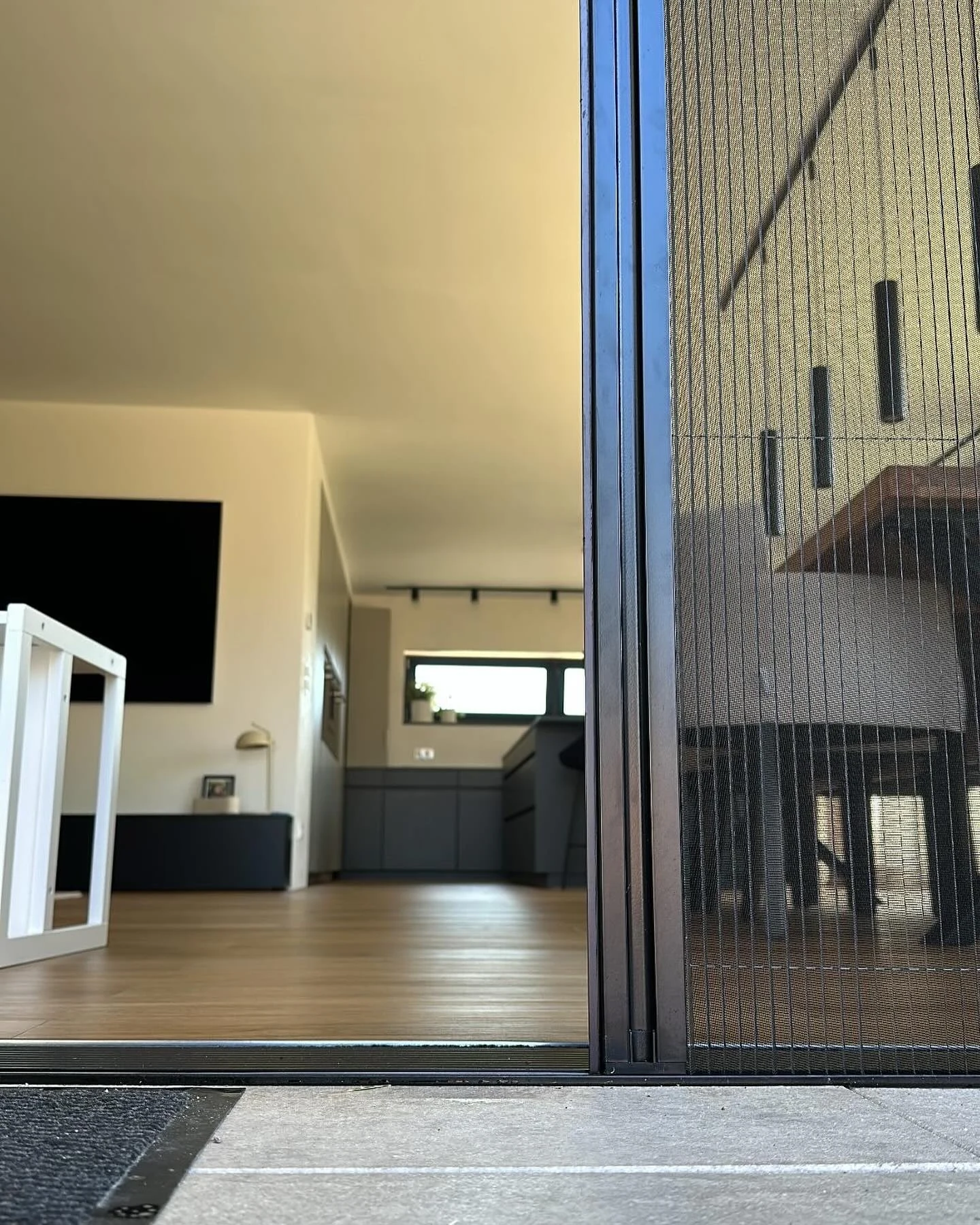 Seitlich geführtes Insektenschutz-Plissee am Terrassenzugang