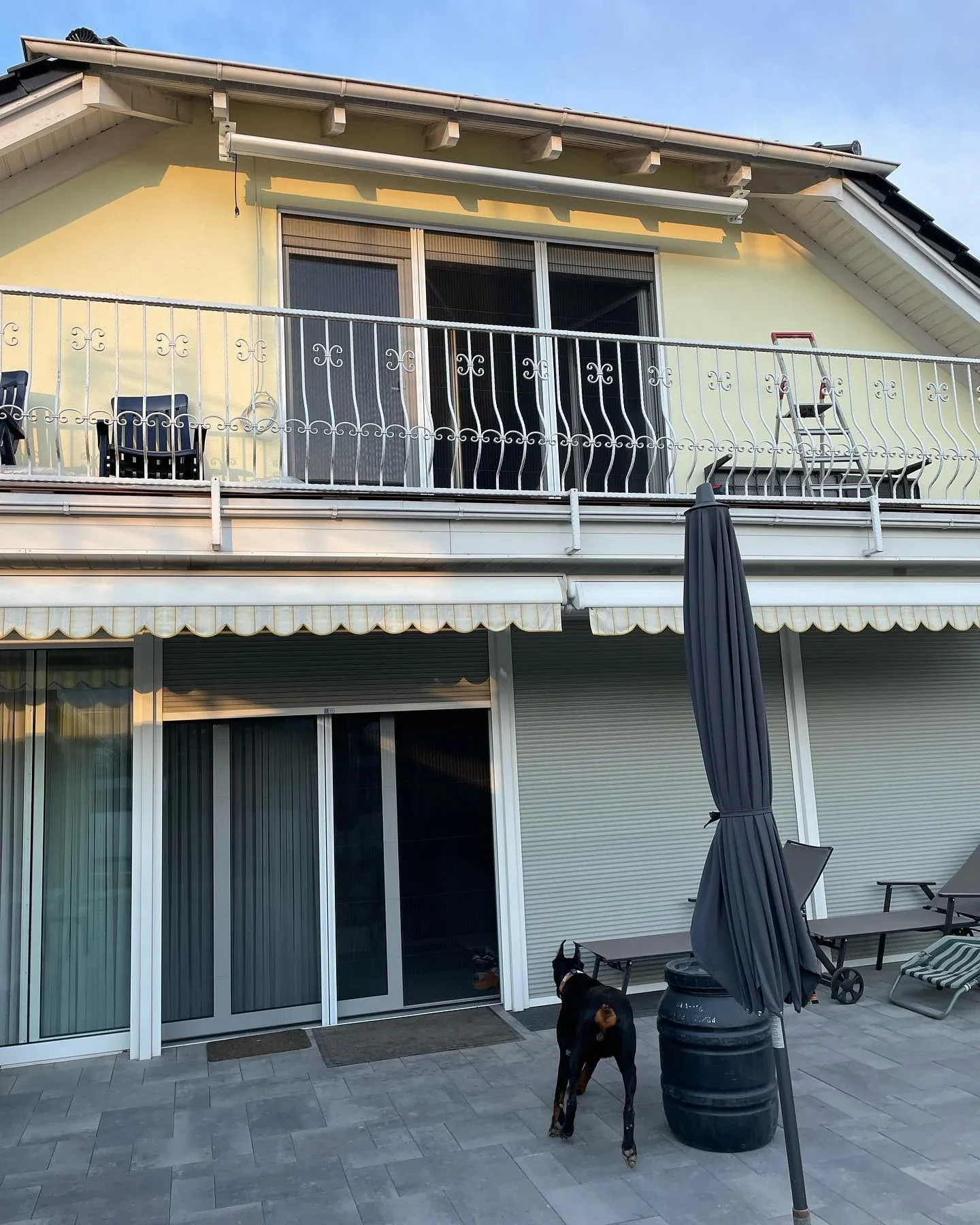 Terrasse mit breiter Insektenschutz-Lösung vor den Türen
