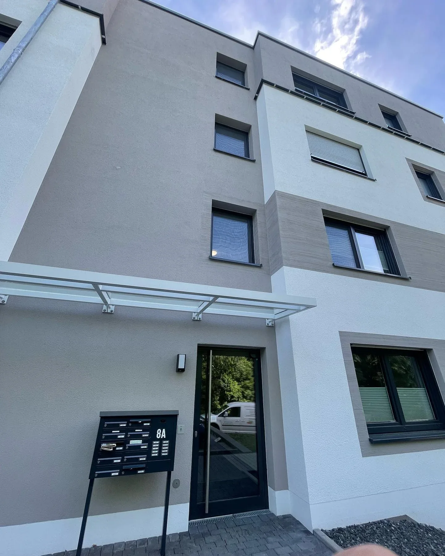 Hausfassade mit maßgefertigtem Insektenschutz an Fenstern