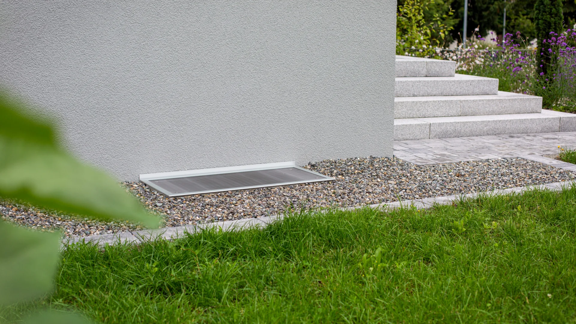Abgedeckter Lichtschacht neben einem Hauseingang
